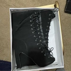 Thigh boots. Black. New.